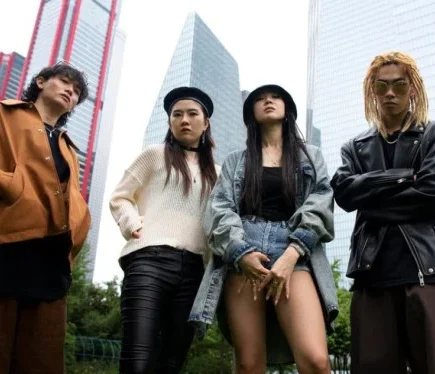 Digital Fashion Fatigue: Mengapa Gen Z Kembali ke Pakaian Fisik yang Bisa Dipinjam & Ditukar di 'Perpustakaan Baju' Komunal, Bukan Dibeli.