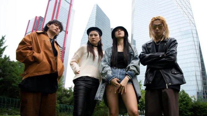 Digital Fashion Fatigue: Mengapa Gen Z Kembali ke Pakaian Fisik yang Bisa Dipinjam & Ditukar di 'Perpustakaan Baju' Komunal, Bukan Dibeli.