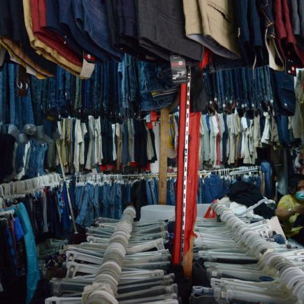 Fenomena 'Thrifting Hits': Baju Bekas Jadi Primadona, Harga Naik 3 Kali Lipat, Netizen: 'Dulu Malu, Sekarang Gaya'