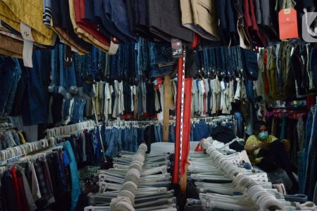 Fenomena 'Thrifting Hits': Baju Bekas Jadi Primadona, Harga Naik 3 Kali Lipat, Netizen: 'Dulu Malu, Sekarang Gaya'
